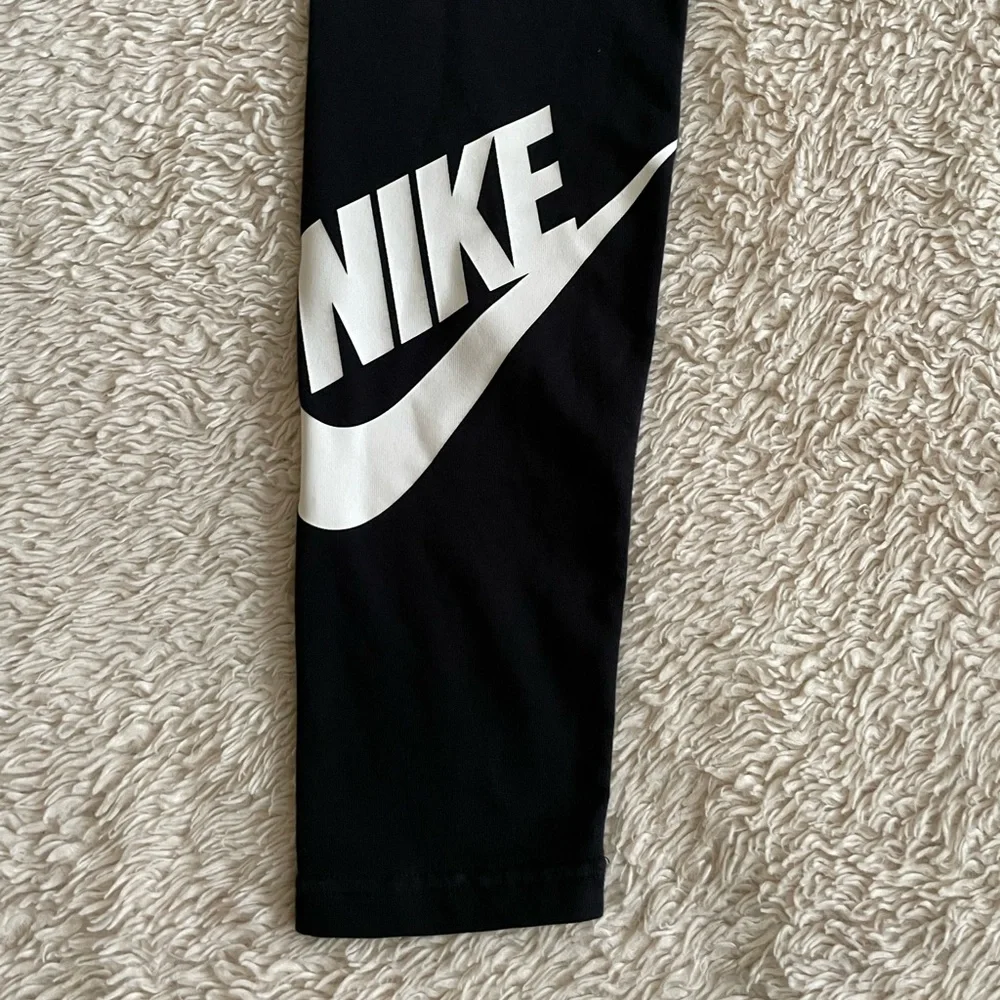 Nike Sportswear Essential High Rise Leggings - Picture 5 of 10